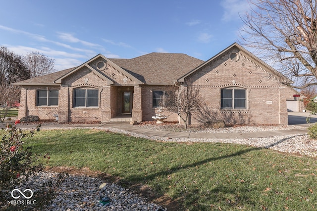 view of front of property featuring a front yard