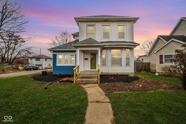 view of front of property featuring a lawn