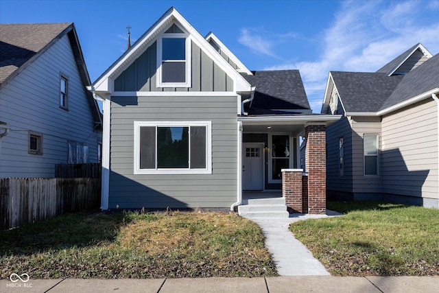 view of front of home featuring a front lawn