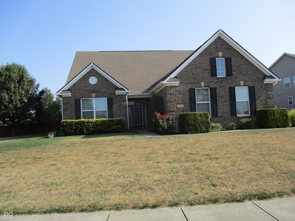 view of front of property with a front lawn