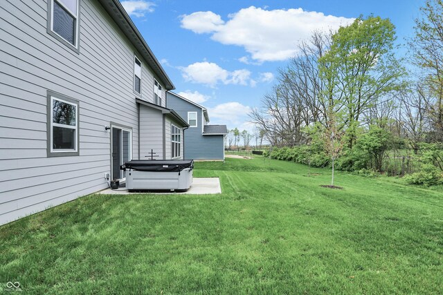 view of yard featuring a hot tub