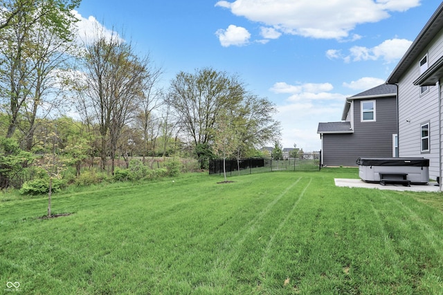 view of yard featuring a hot tub