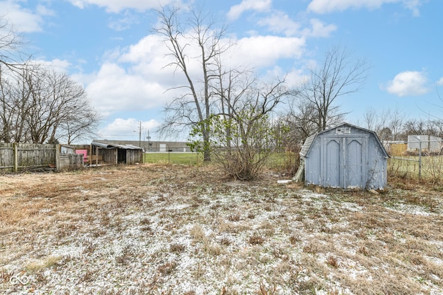 view of yard featuring a shed