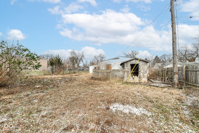 view of yard featuring a shed