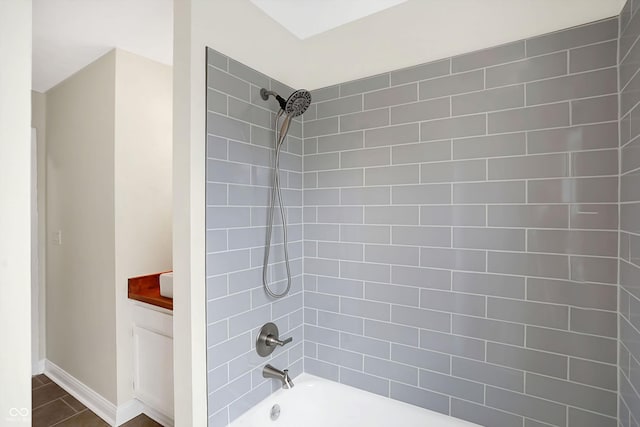 bathroom featuring tiled shower / bath combo