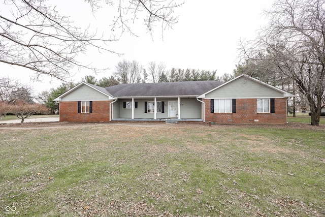 ranch-style house featuring a front yard and covered porch