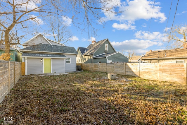 view of yard with an outdoor structure