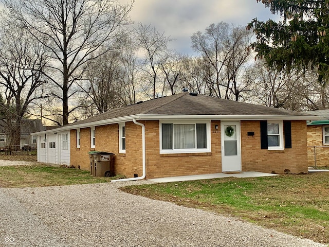 single story home with a front yard