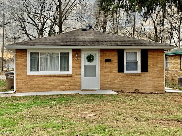 view of front facade featuring a front yard