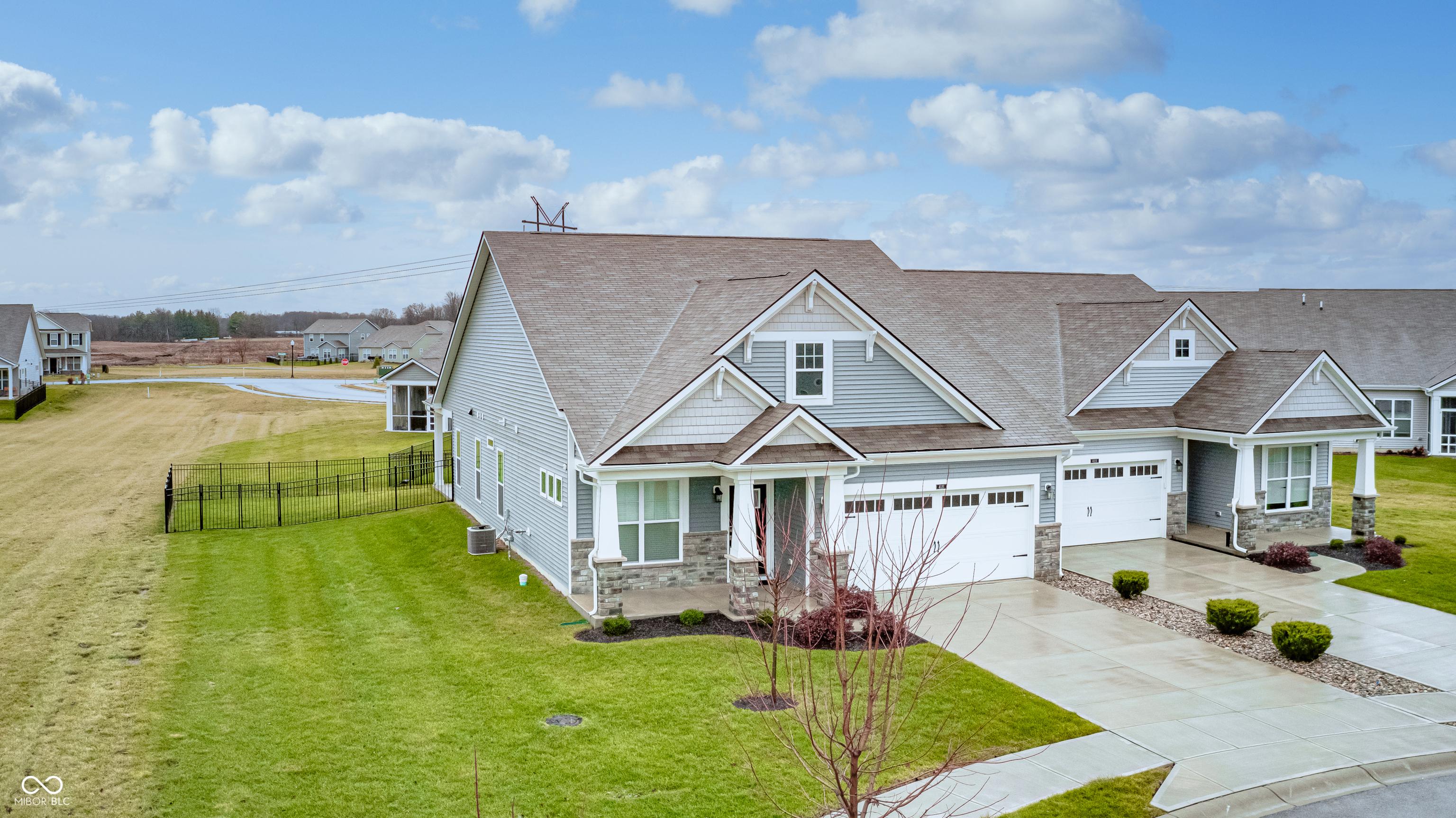 view of front of home featuring a garage and a front yard