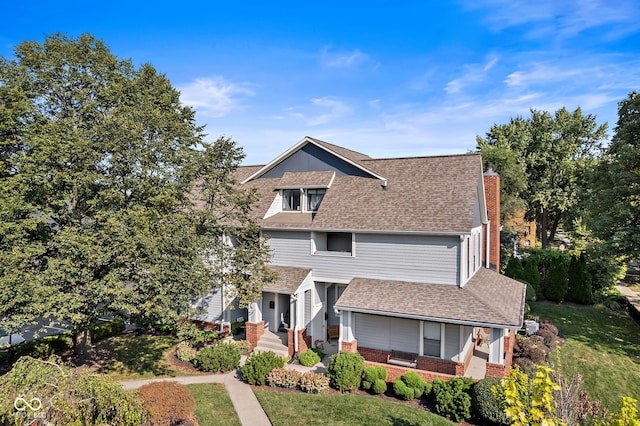 view of front of property featuring a front yard