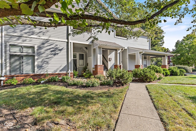 view of front of house featuring a front lawn