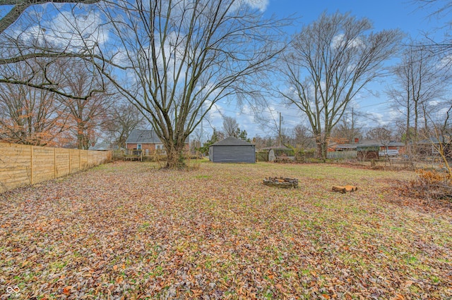 view of yard with an outdoor structure