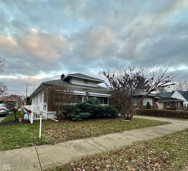 view of front of house featuring a front yard