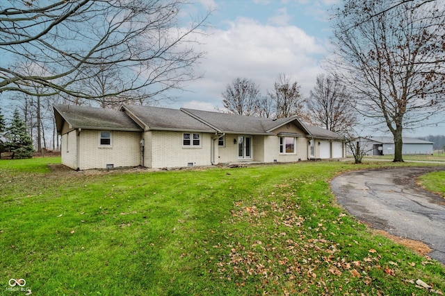 view of front facade featuring a garage and a front lawn