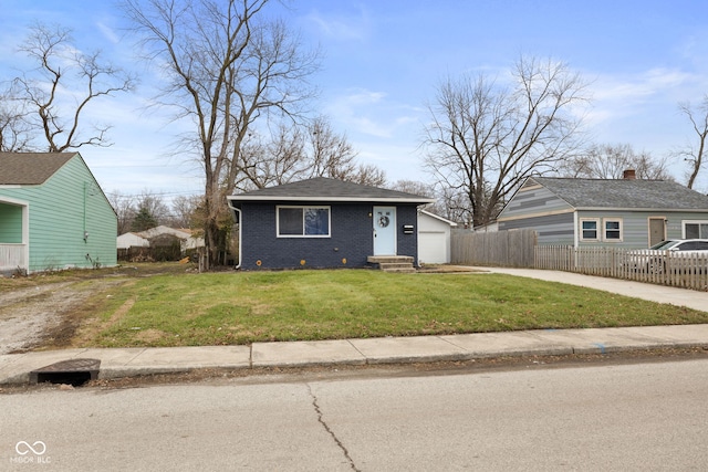 view of front of home featuring an outbuilding, a garage, and a front yard