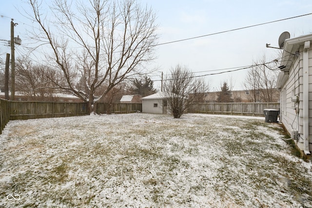 view of yard layered in snow