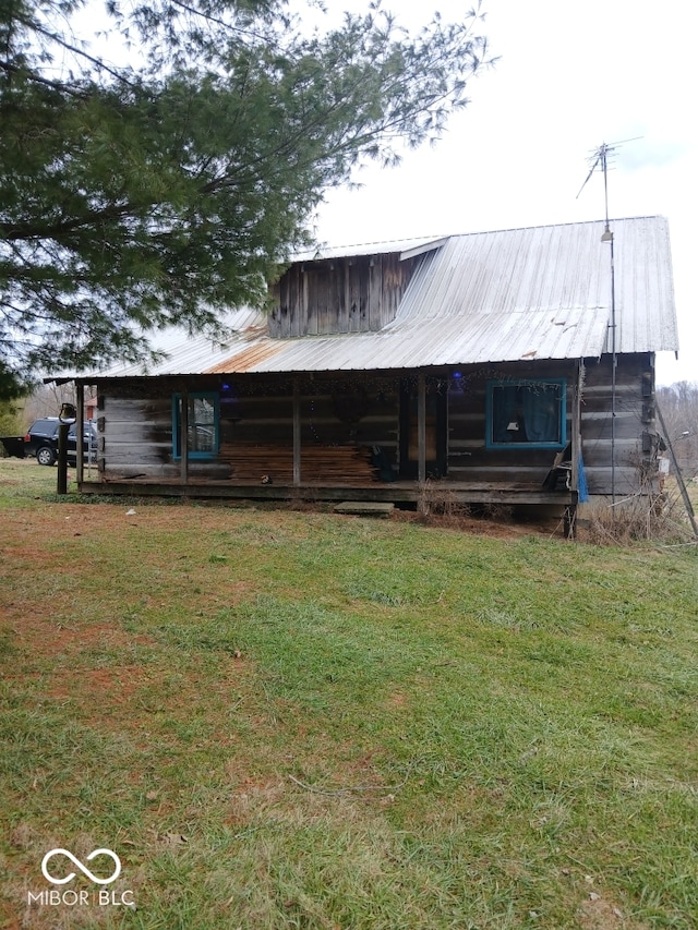 back of house featuring a yard