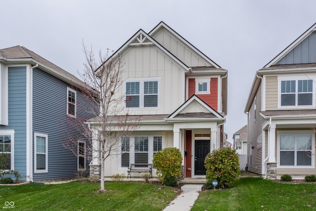 craftsman inspired home featuring a front yard