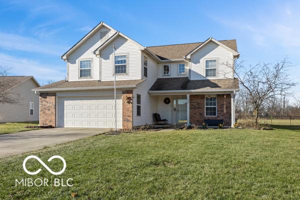 view of front of property featuring a front yard and a garage