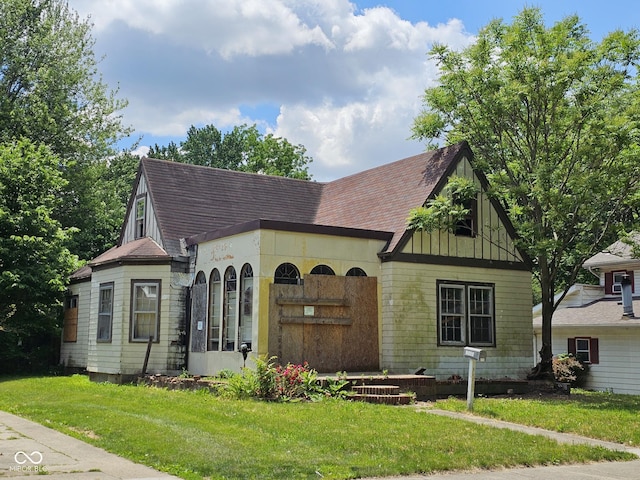 view of front of property featuring a front yard