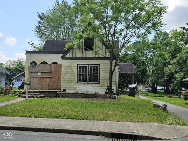 view of front of house with a front yard