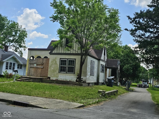 view of front facade featuring a front yard