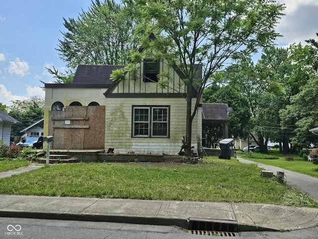 view of front of property with a front yard