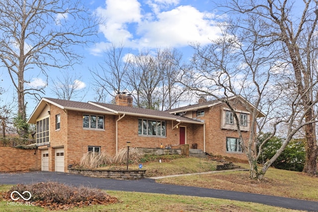 view of front of home featuring a front yard and a garage