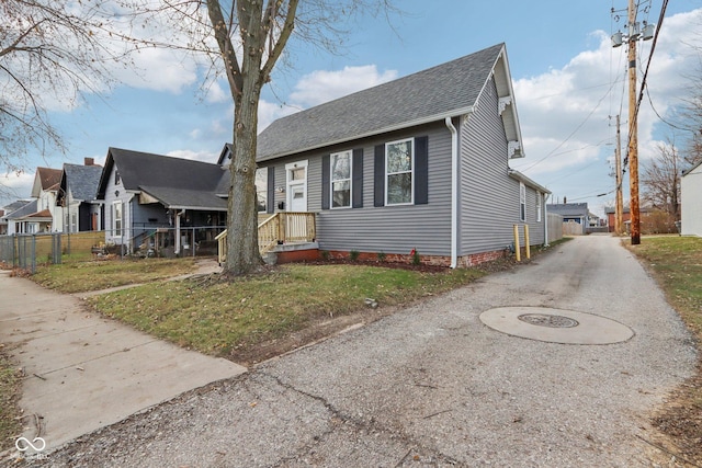 view of front of house featuring a front yard