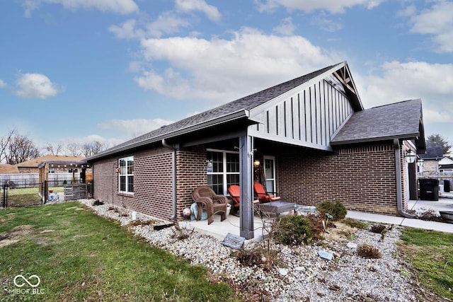 view of front of property featuring a front yard and a patio