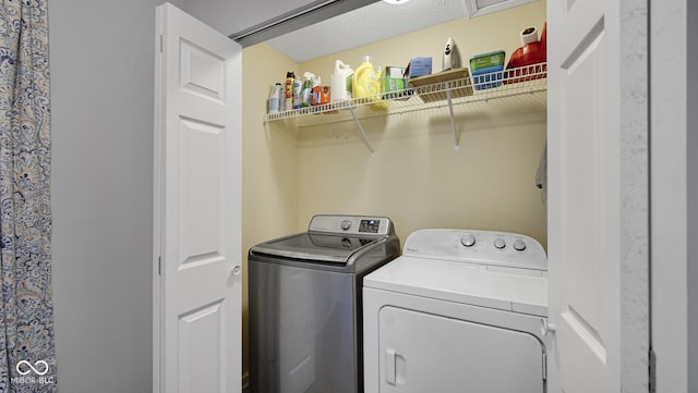 laundry room featuring independent washer and dryer and a textured ceiling