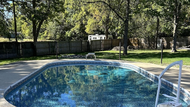 view of swimming pool featuring a lawn