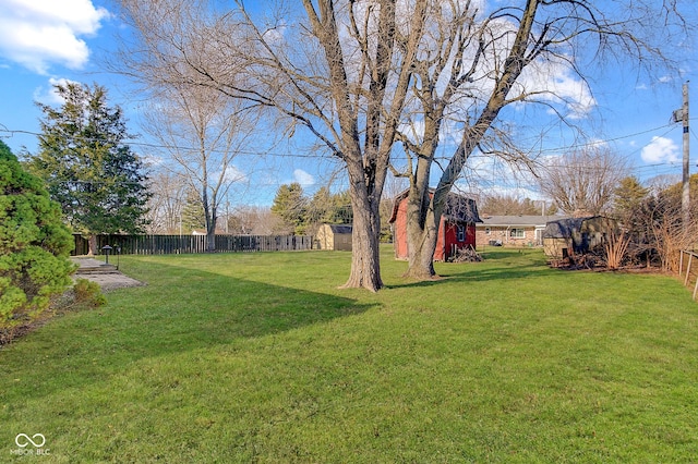 view of yard featuring an outbuilding