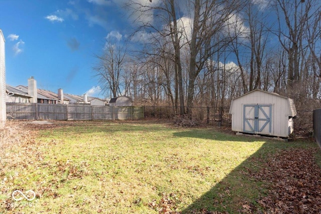 view of yard featuring a storage shed