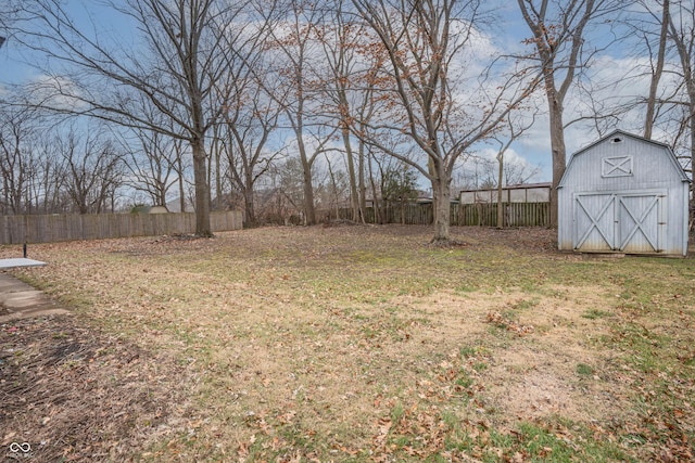 view of yard featuring an outbuilding