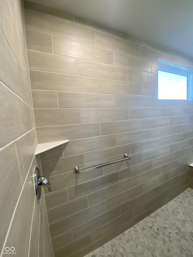 bathroom featuring a tile shower