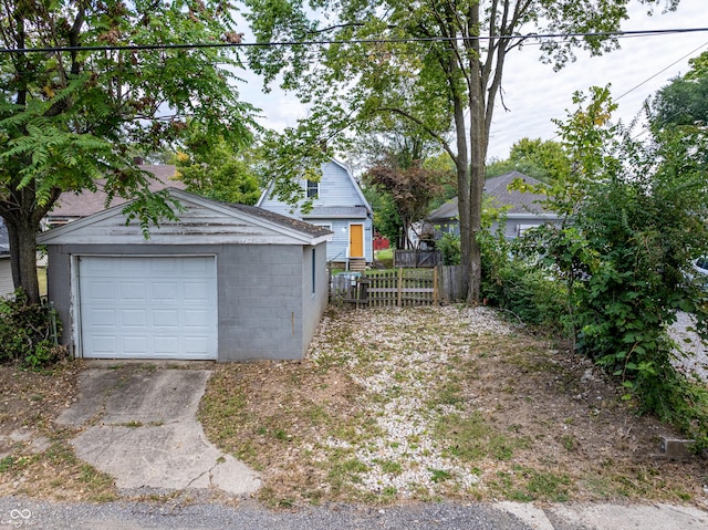 view of yard with an outdoor structure and a garage