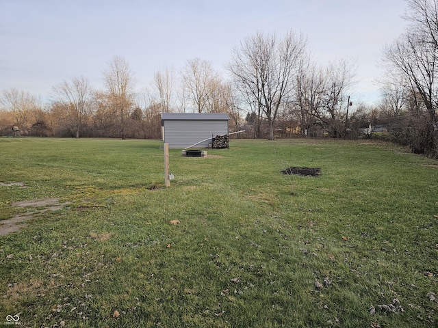 view of yard featuring an outbuilding