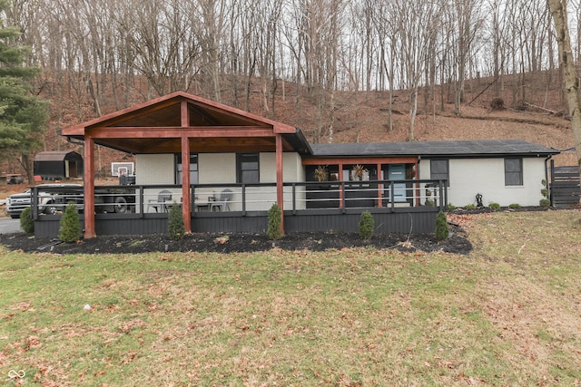 view of front of property featuring a front lawn