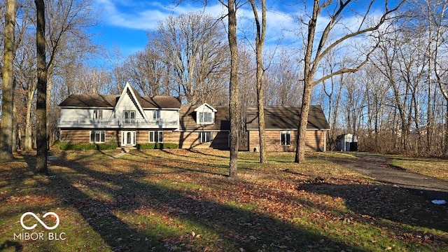 view of front of home featuring a front yard