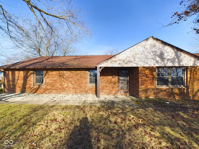 view of front of home with a front lawn