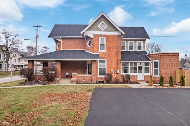 view of front of house featuring covered porch and a front yard