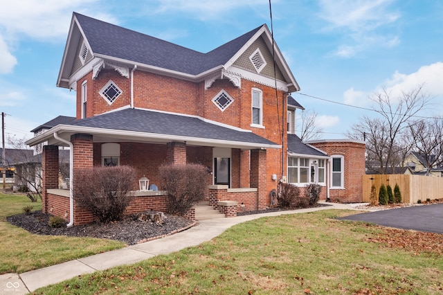 view of front of property with a front lawn and covered porch