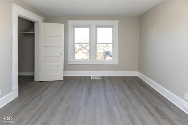 unfurnished bedroom with light wood-type flooring and a closet