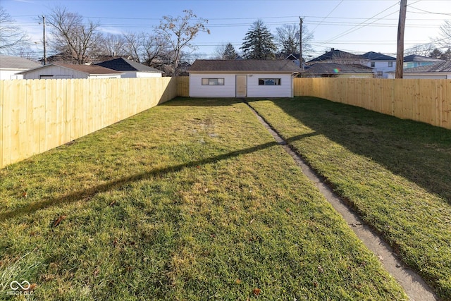 view of yard with an outbuilding