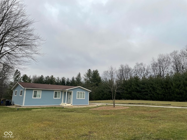 view of front of home with a front lawn