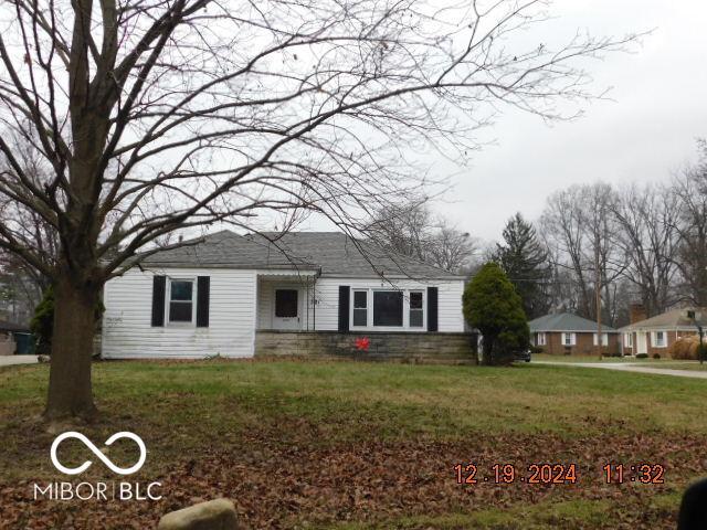 ranch-style house featuring a front lawn