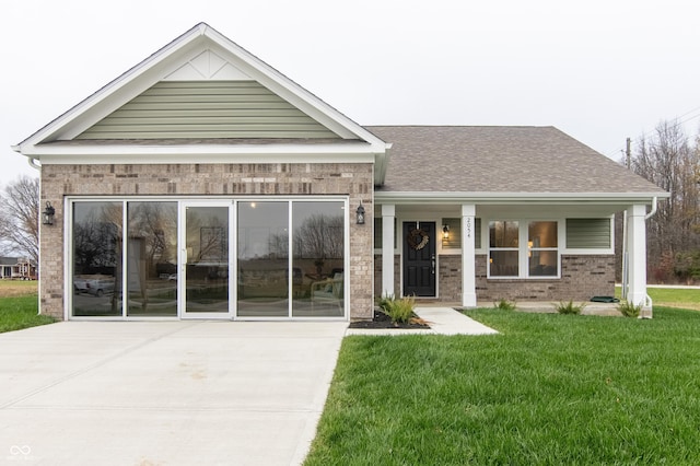 view of front of property with a front lawn