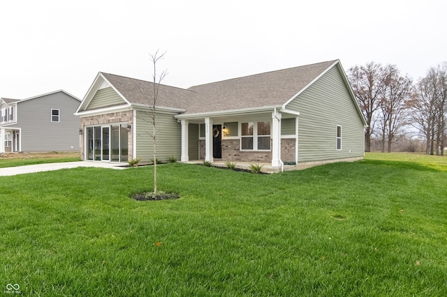 view of front of property featuring a front yard